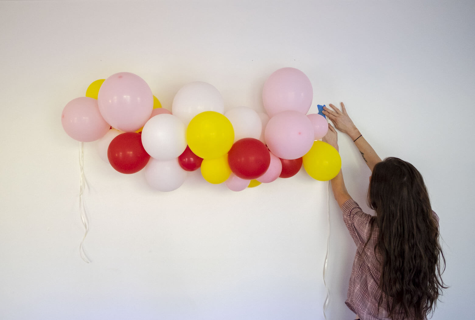 How to hang your balloon garland on a wall using command hooks 